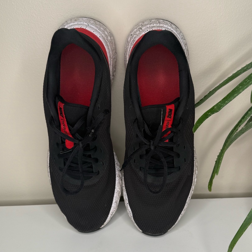 Nike Revolution 5 Running Shoes Men’s Size 12 Black Red Speckled Sole BQ3204-003 - Picture 5 of 12